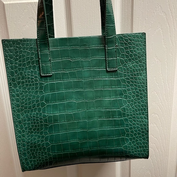 Crocodile tote! - Picture 4 of 6